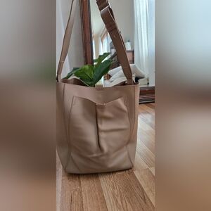 EVERLANE The Italian Leather Studio Leather Loght Taupe Adjustable Strap Bag